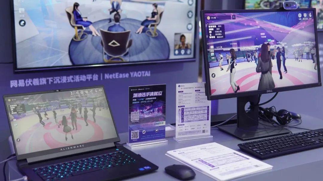 图片展示了电脑屏幕上的虚拟现实游戏场景，前方有介绍材料，背景是模糊的会展环境。