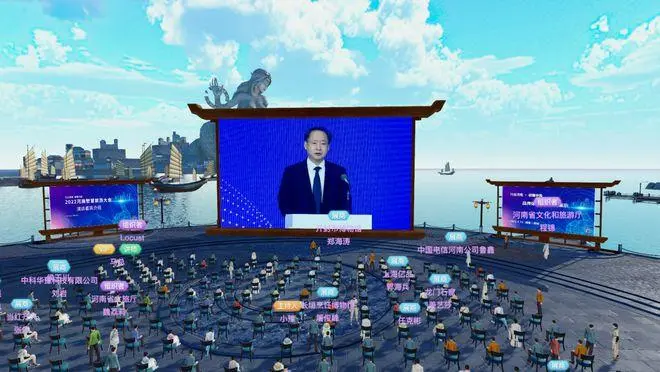图片展示了一个虚拟现实场景，一个男性角色在屏幕上演讲，观众是三维模型的人群，背景是海港和城市天际线。