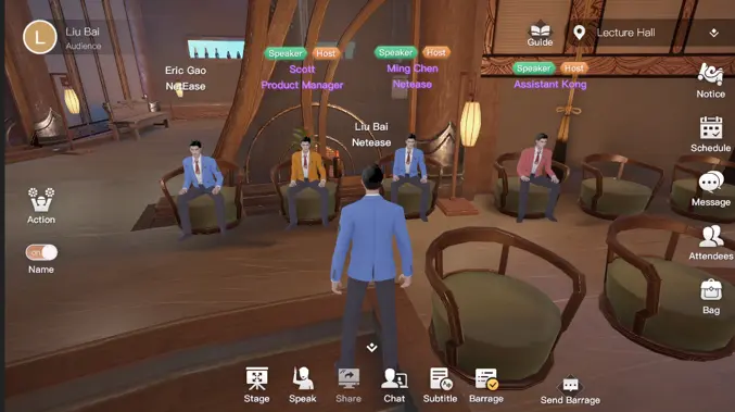 图片展示了一个虚拟会议室的场景，几名虚拟角色坐在椅子上，有的标记为演讲者，中间有一个角色正面对着他们。