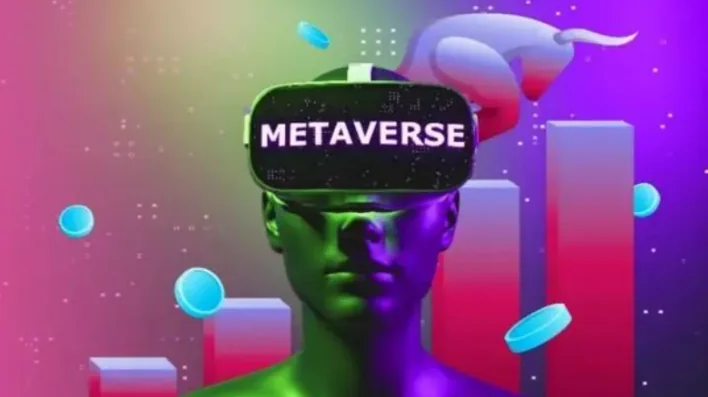 这是一张描绘虚拟现实概念的图片，展示了一个人头像戴着写有“METAVERSE”字样的头盔，背景有抽象的立体图形和光点。
