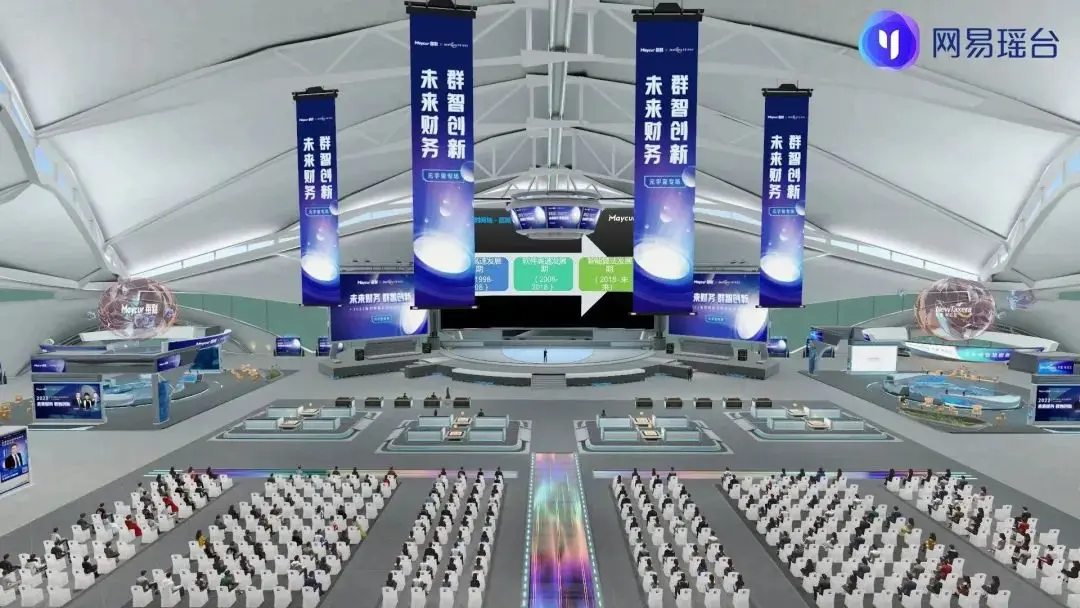 这是一张虚拟现实场景的图片，里面有模拟的观众席和舞台，展示了科技感的布置和屏幕，呈现出高科技会议或展览的氛围。