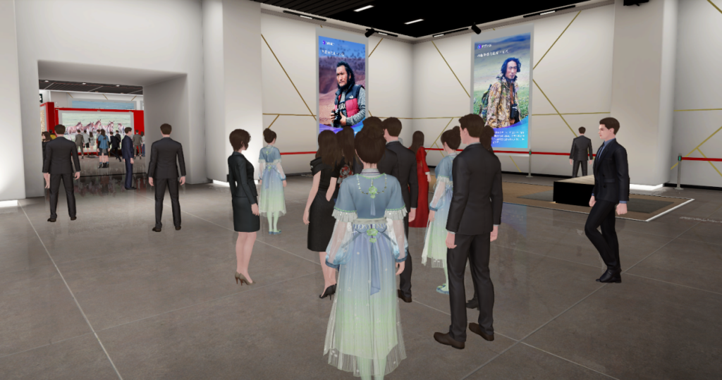 这是一个虚拟的或模拟的展览厅内部，人们站着观看墙上的大屏幕，屏幕展示着一个人物的形象。