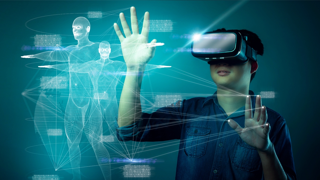 图片展示一位佩戴虚拟现实头盔的人，伸手触摸前方虚拟的数字化图像，周围环绕着蓝色光线和图形。
