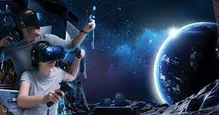 图片展示一位成人和一位小孩戴着虚拟现实头盔，似乎正在体验或游玩虚拟现实游戏，背景是太空和地球。
