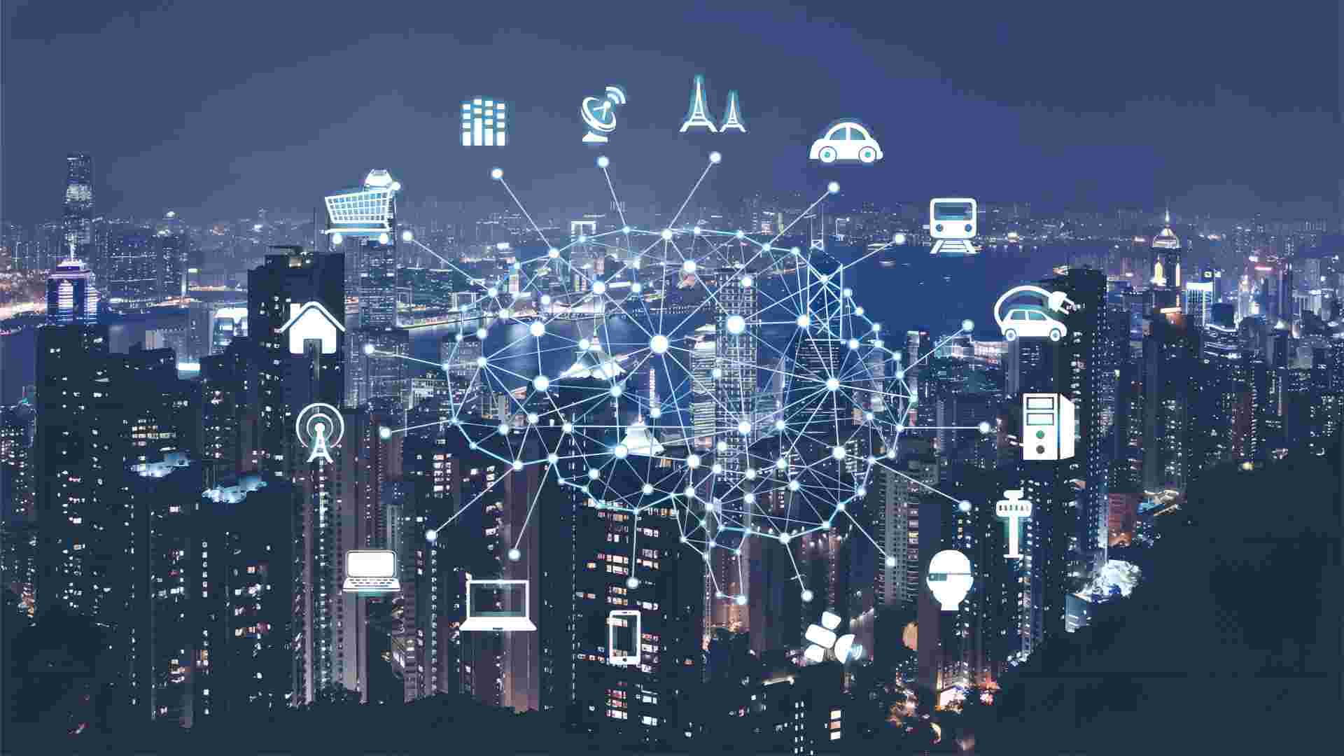 这是一张展示智慧城市概念的图片，夜景中的城市上方覆盖着符号和连接线，代表数据和网络连接。