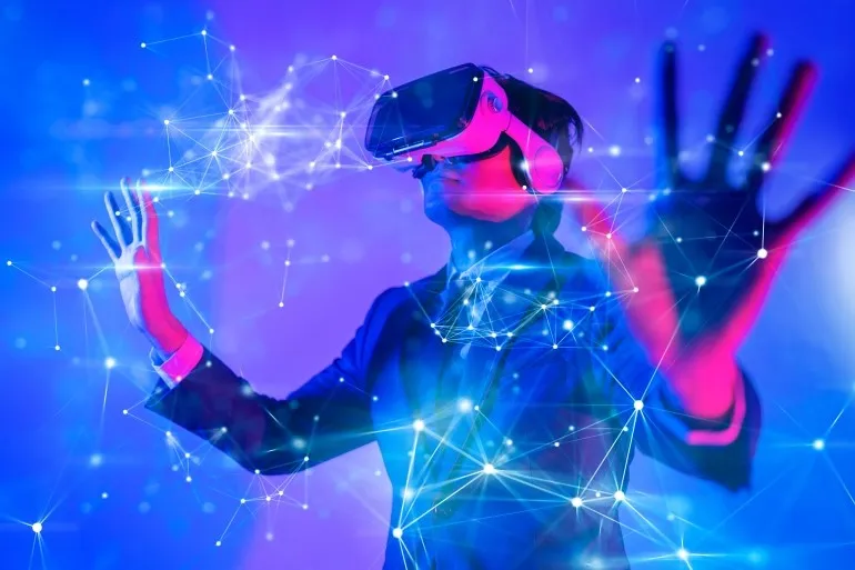图片展示一位佩戴虚拟现实头盔的人，正在体验虚拟现实技术，周围有光线和数字网络图案环绕。