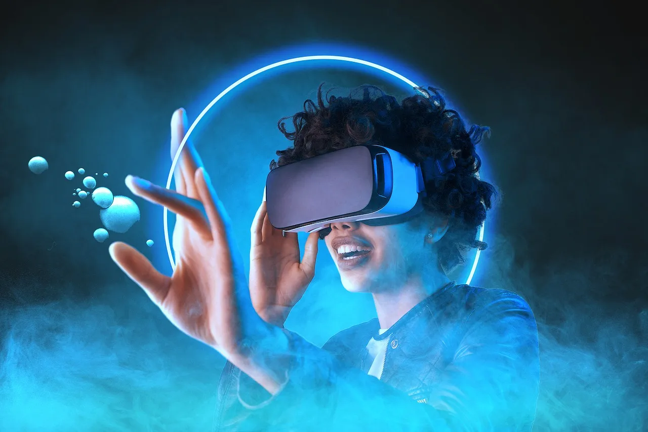 图片展示一位戴着虚拟现实头盔的人，似乎在体验沉浸式的VR内容，周围有蓝色光效，表情兴奋。