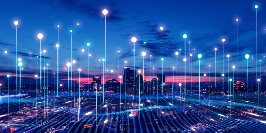图片展示了一座城市的夜景，蓝调色调下，高楼大厦间有许多光柱直冲天际，彰显科技感。