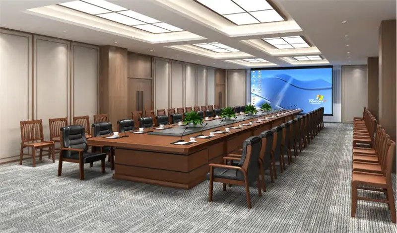 这是一间现代风格的会议室，配备长型会议桌、黑色办公椅和两侧排列的木质座椅，墙上挂有大屏幕。