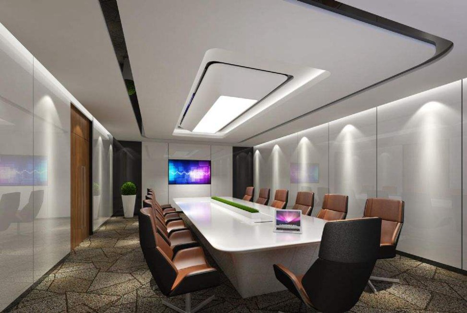 这是一张现代会议室的照片，配有长型会议桌、皮质椅子和装饰简洁的墙面，顶部有特色灯光设计，整体显得专业且现代。
