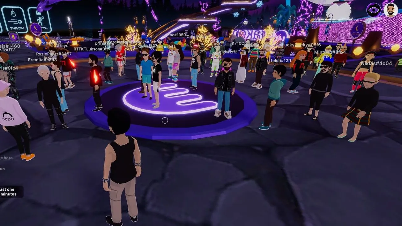 这是一张虚拟现实社交平台的截图，多个虚拟角色在夜晚的场景中聚集，有的交流，有的游玩，氛围活跃。