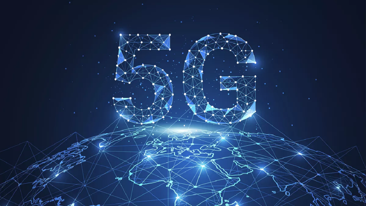 图片展示了由数字线条构成的“5G”字样，背景是地球网络图，象征5G技术的全球连接和数字化通信时代。