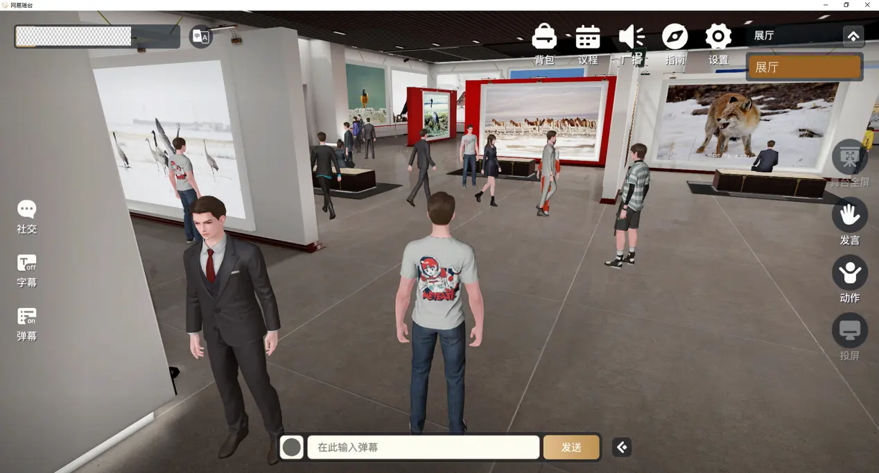 这是一款模拟类游戏截图，展示了一个虚拟艺术画廊内部，游戏角色和NPC在观看挂在墙上的不同画作。