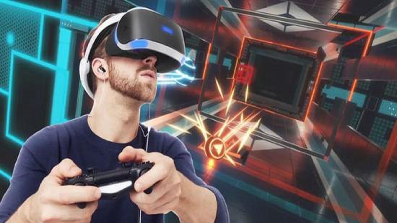 男子戴着虚拟现实头盔，手持游戏手柄，专注体验沉浸式游戏，背景是充满科技感的虚拟界面。