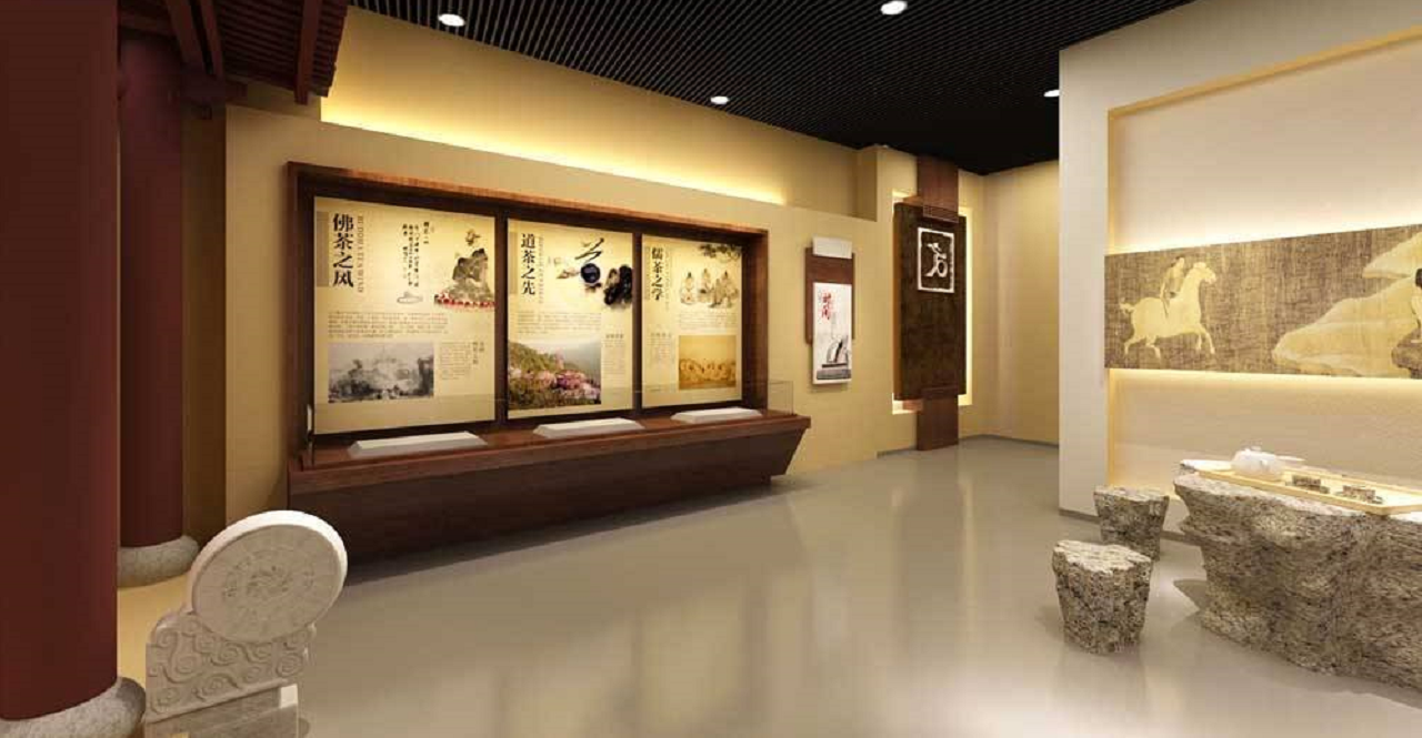 这是一个展览馆内部，墙上挂有中国书法和绘画作品，展示台上陈列着一些艺术品和文物，环境古雅典雅。