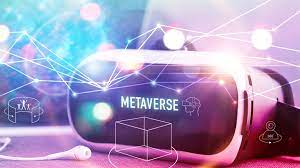 图片展示了一副写有“METAVERSE”字样的虚拟现实头盔，背景是光线和数字网络，象征着虚拟世界的概念和技术。