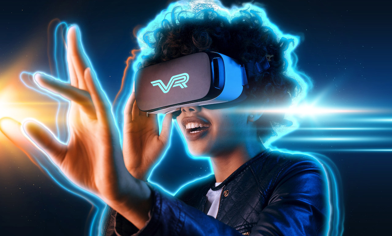 一位戴着虚拟现实头盔的女性正兴奋地体验虚拟世界，周围光线流动，营造出科技感和未来感。