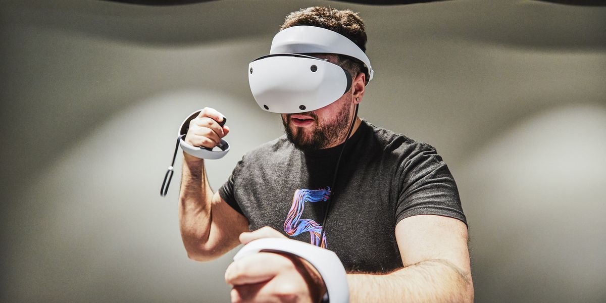 图片展示一位男士戴着虚拟现实头盔，正专注地使用手中的控制器，似乎在体验沉浸式的VR游戏。