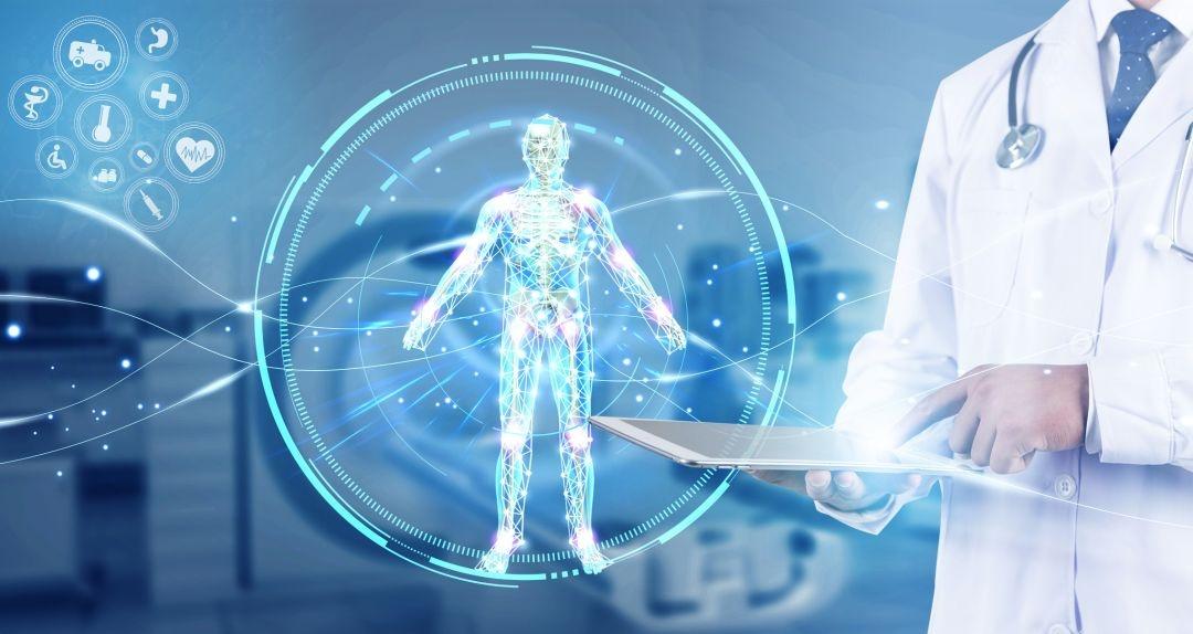 图片展示了一位医生和一台平板电脑，平板上显示着一个3D人体结构图，背景有医疗健康相关的符号。