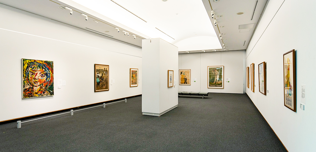 这是一间现代艺术画廊内部，墙上挂着多幅画作，地板干净，空间宽敞明亮，给人一种静谧的观赏氛围。