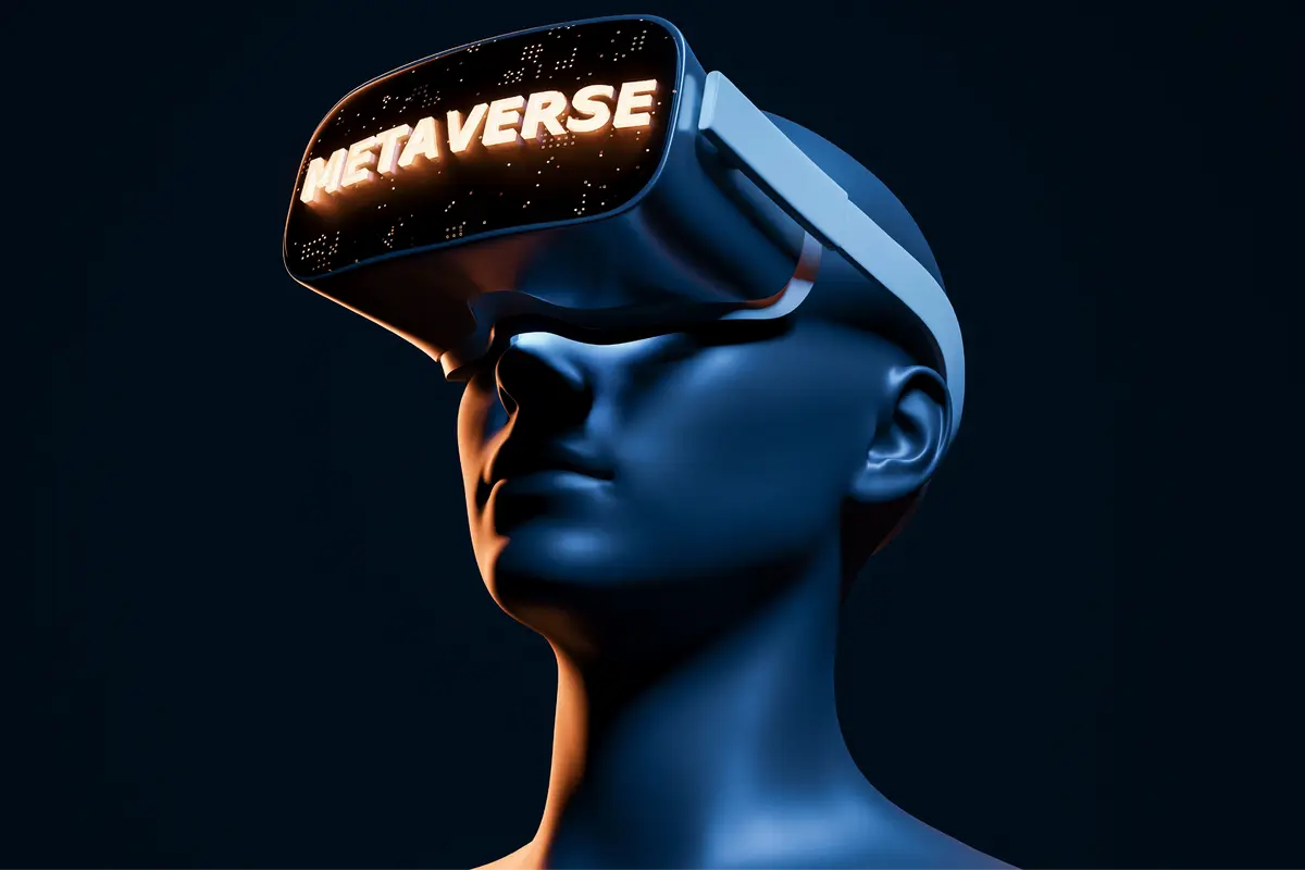 这是一张图片，展示了一个穿戴写有“METAVERSE”字样虚拟现实头盔的人类模型，背景为深色调。