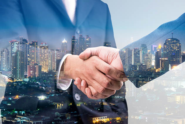 图片展示了两位商务人士握手，背景是城市天际线，体现了商业合作和城市商业环境。整体给人一种正式和专业的感觉。