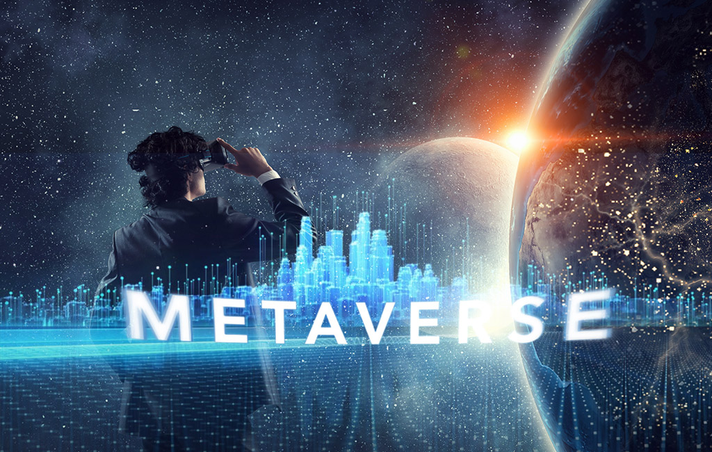 一位男士正戴着虚拟现实头盔，注视着前方充满科技感的城市景象，字样“METAVERSE”横亘画面下方。
