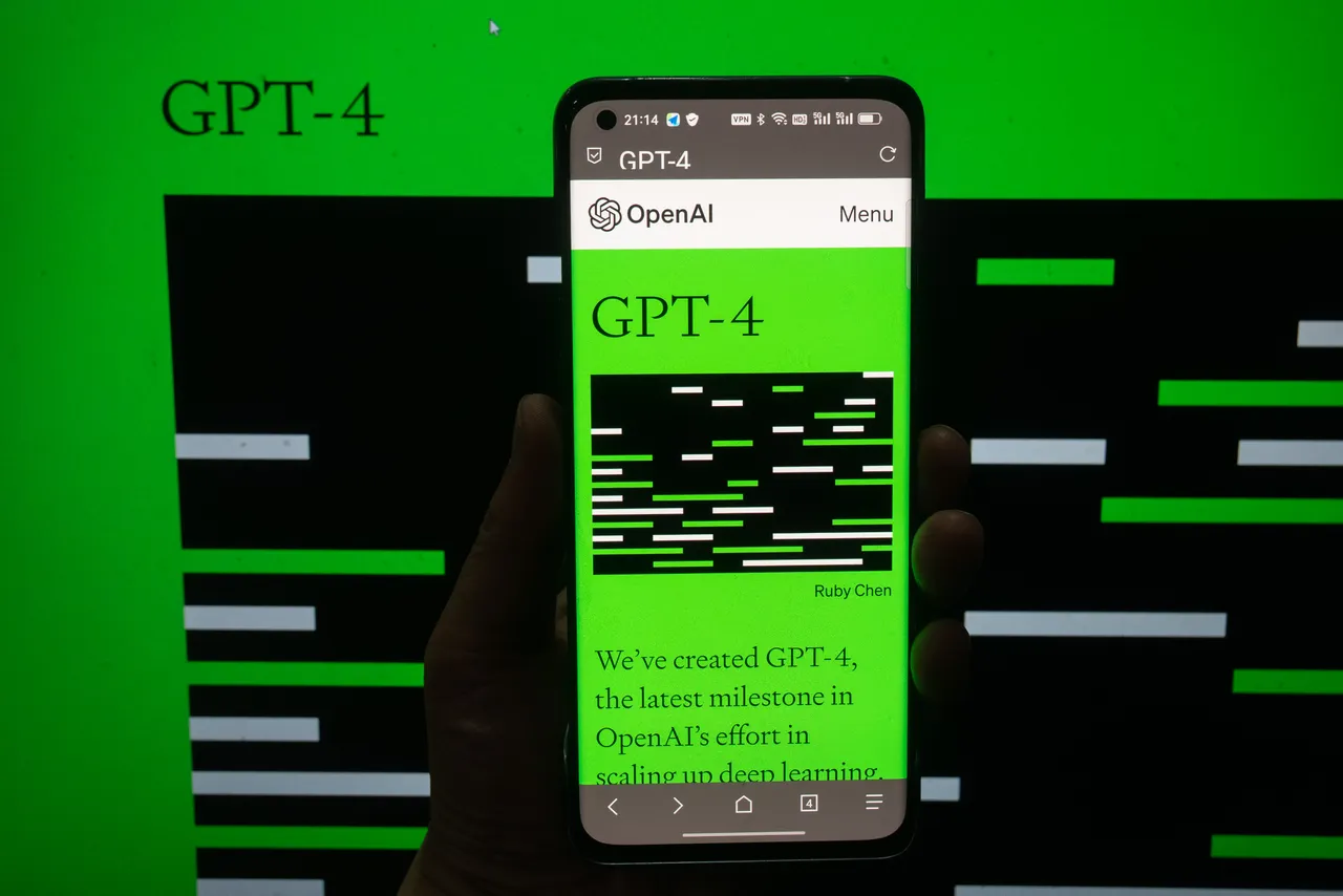 手持智能手机，屏幕显示“GPT-4”字样，背景为OpenAI信息，绿色背景上有黑色条纹图案。