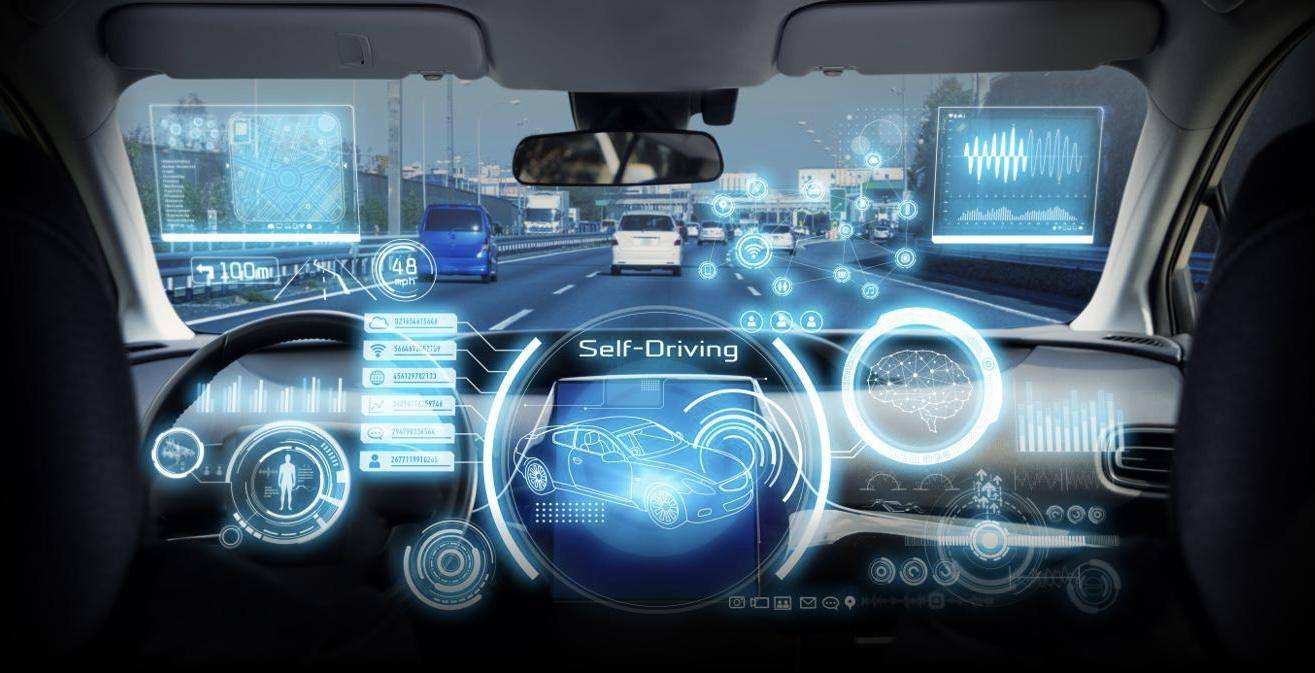图片展示了一辆车的内部视角，前挡风玻璃上出现了增强现实显示的各种信息，标识着车辆为自动驾驶汽车。