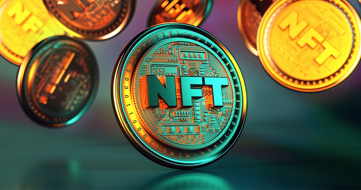 这是一枚代表非同质化代币（NFT）的虚拟硬币，背景中还有其他模糊的硬币，体现了加密货币和区块链技术的概念。