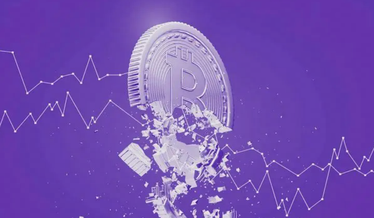 这是一张描绘比特币破碎效果的图片，背景为紫色，带有白色的价格波动图表，象征着加密货币的波动性和可能的崩溃。