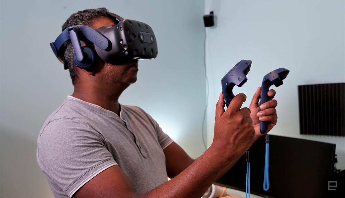 图片展示一位男士正在使用虚拟现实（VR）头盔和手柄，似乎正沉浸在VR体验中。背景为简约的室内环境。