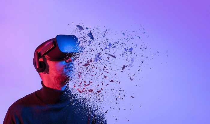 图片展示一位戴着虚拟现实头盔的人，其头部似乎在数字化解构，呈现出一种科技感的视觉效果。
