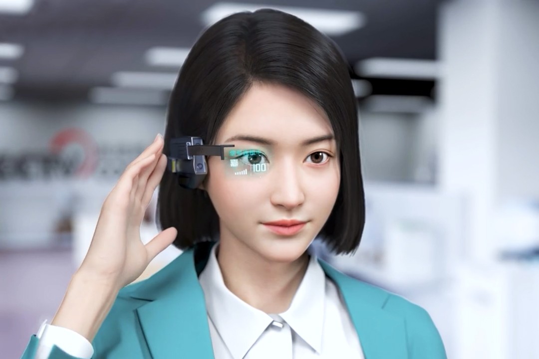 图片展示了一位女性，佩戴着未来风格的眼部装置，看起来像是高科技眼镜，背景似乎是办公室环境。
