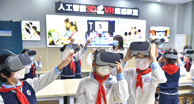 图片展示了几名戴口罩的学生在教室里佩戴VR头盔体验虚拟现实技术，背景是电视屏幕和教育海报。