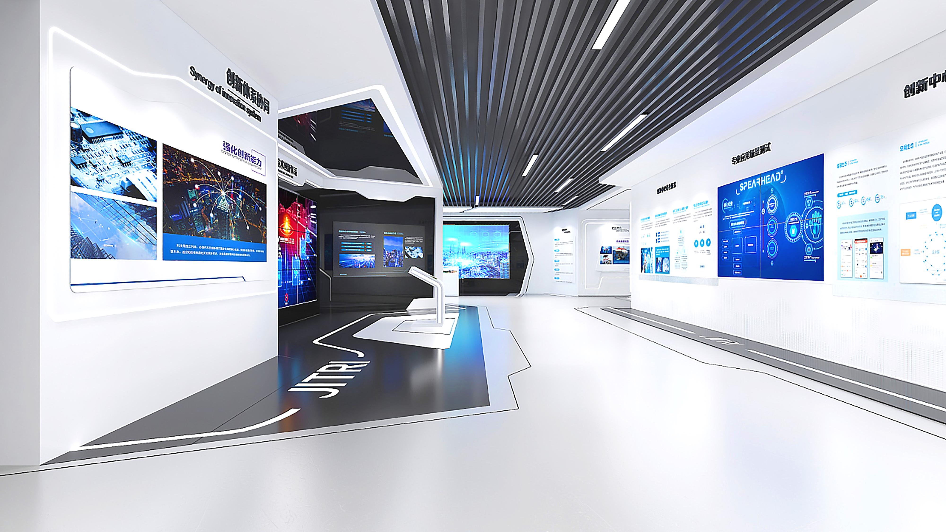 这是一个现代化的展览厅，墙上装有多个显示屏，展示科技信息。空间设计简洁，以白色和蓝色为主色调。