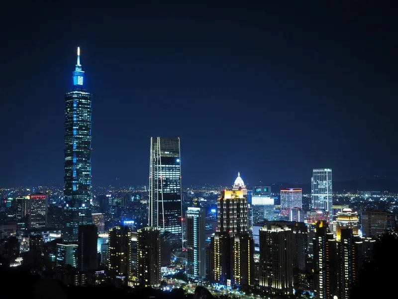 这是一张城市夜景照片，展现了璀璨的摩天大楼和灯火辉煌的建筑，天际线由高楼大厦勾勒，展现现代都市的活力。