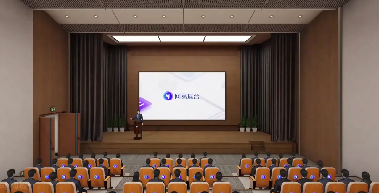 图片展示了一个现代会议室，有排列整齐的橙色座椅，前方是一个演讲者和大屏幕，屏幕上显示着公司或活动的标志。
