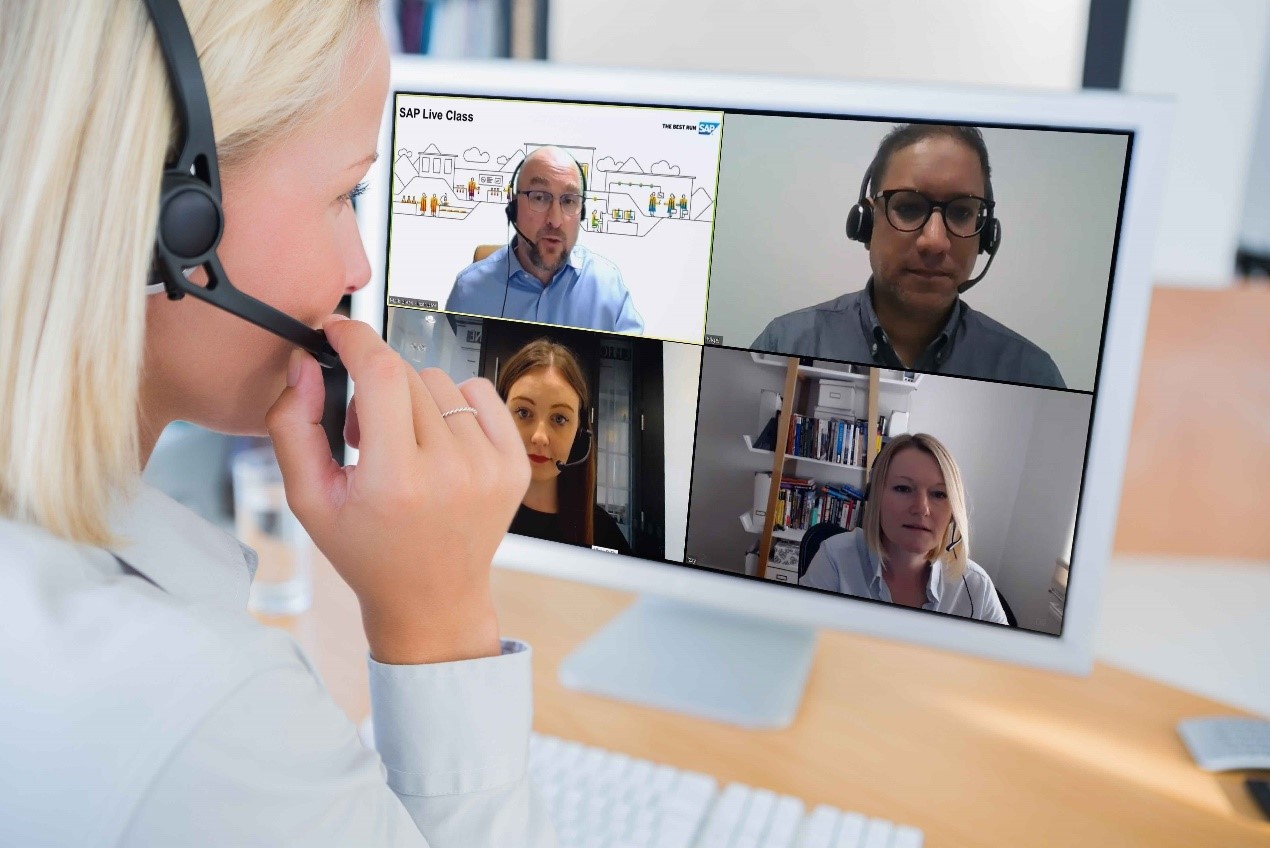 图片展示了一位佩戴耳机的女士正在进行视频会议，屏幕上显示三位其他参与者。