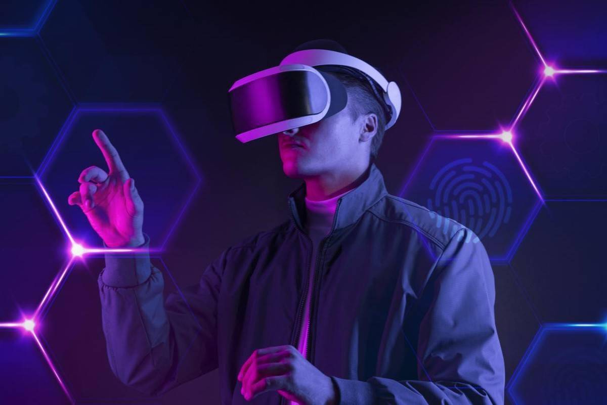 图片展示一位男士戴着虚拟现实头盔，伸手触摸虚构界面，背景为蓝色六边形图案和紫色调光线。