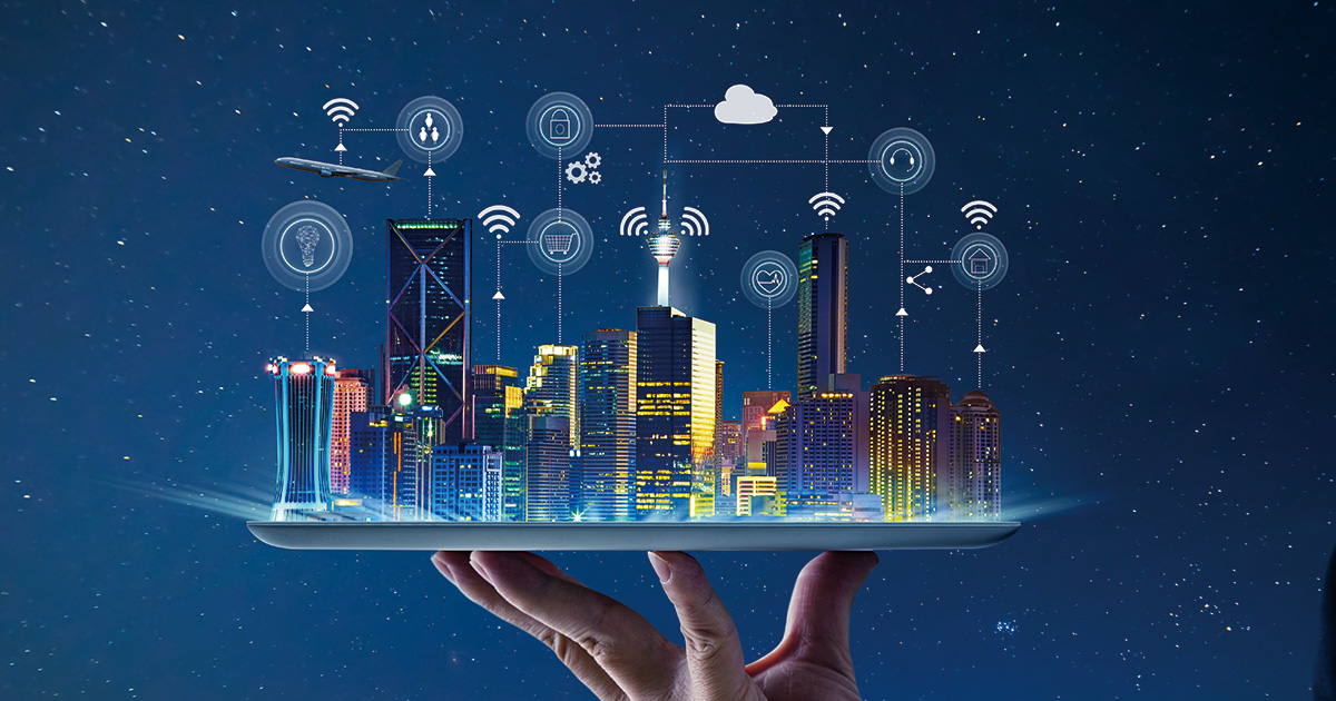 这是一张展示智慧城市概念的图片，手掌托着充满高科技元素的城市模型，上方有云计算和网络连接的符号。