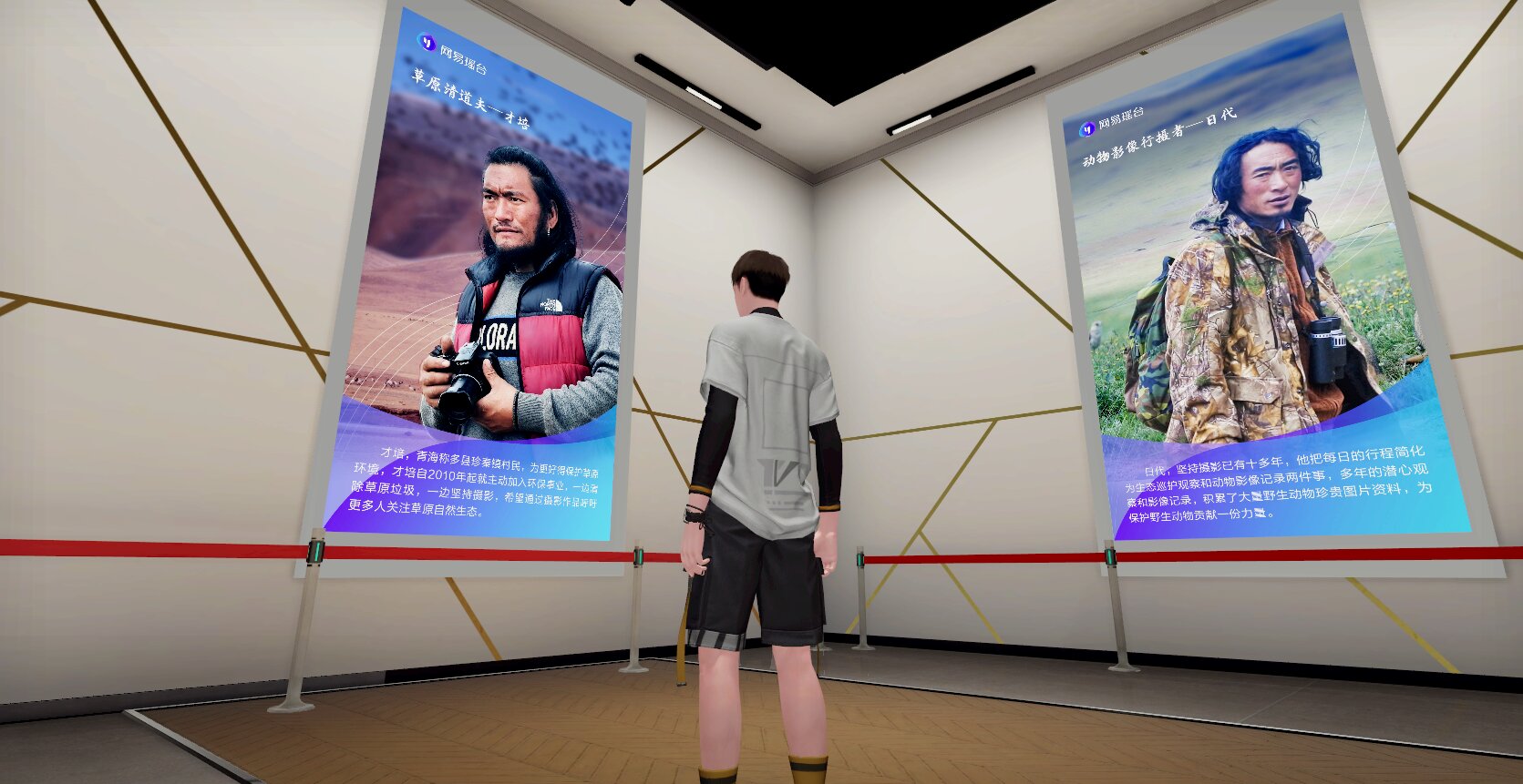 图片展示一位男士站在两个展示板前，板上有人物照片和中文文字描述，环境像是一个展览馆或信息中心。