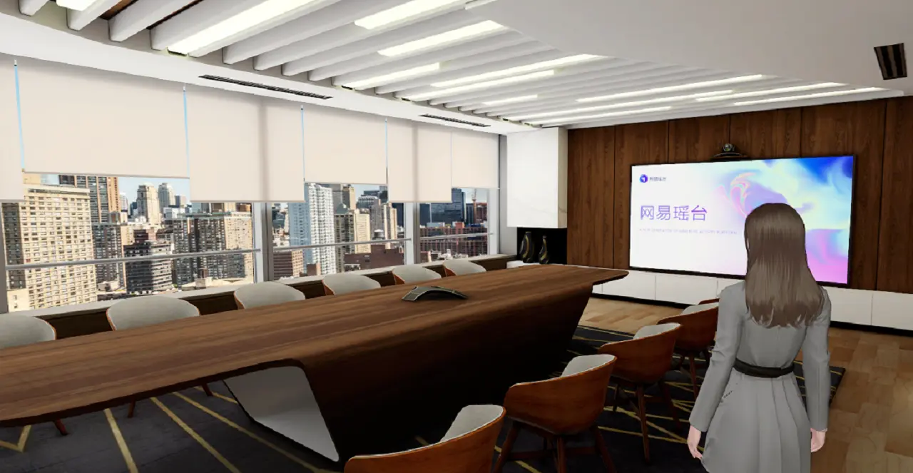 图片展示一位女士站在现代会议室内，面向窗外城市景观，室内有长会议桌、椅子和挂墙电视，环境整洁、设计简约。