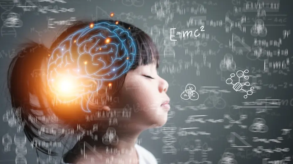 这是一张描绘儿童思考的概念图，头部透视显示大脑发光，背景充满数学公式和科学元素，象征学习和创意。