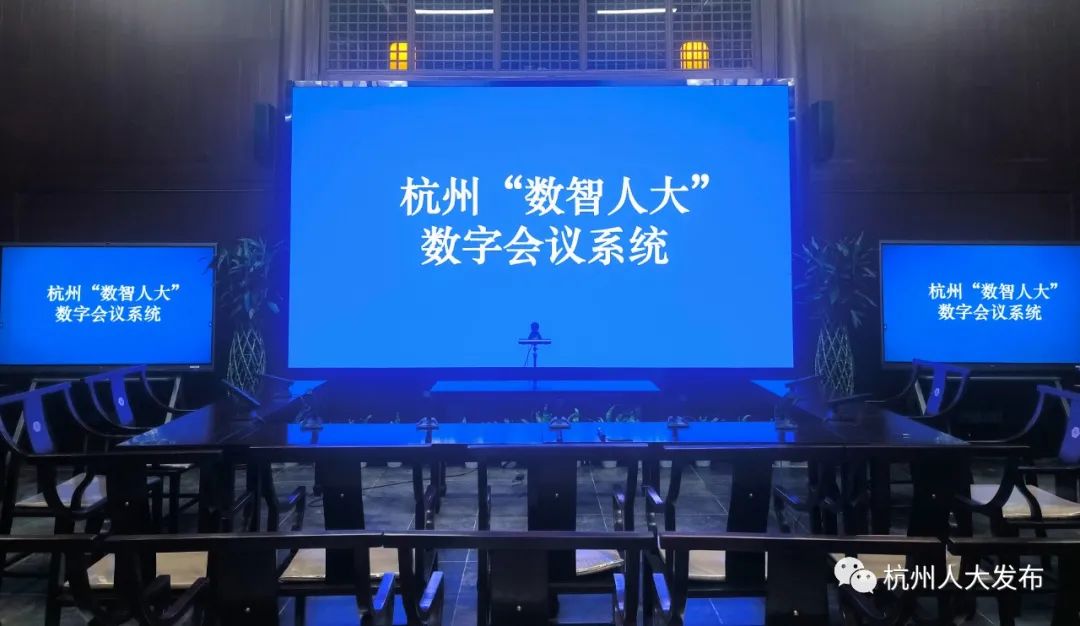 图片展示一个讲台前的大屏幕，上面写着“欢迎‘樱桃人’新书发布暨签名会”，周围摆放着排椅，氛围庄重。
