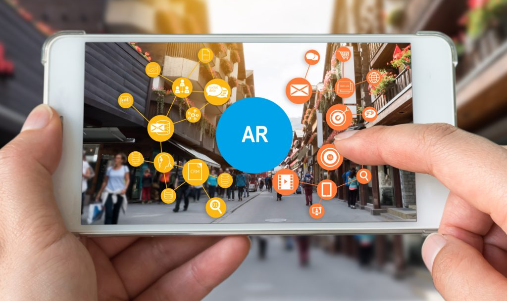 手持智能手机，屏幕显示增强现实（AR）技术，城市街道通过手机呈现信息图标，如导航、购物和社交媒体符号。