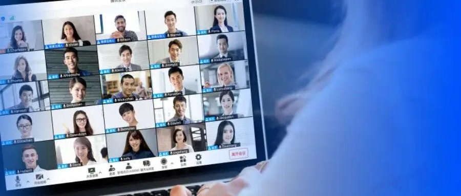 图片展示了一位人士正在参加视频会议，屏幕上显示多个参会者的头像，他们来自不同背景，正通过网络进行交流。