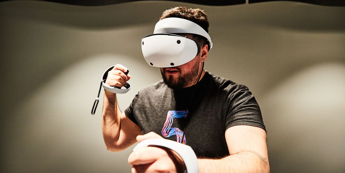 图片展示一位男士戴着虚拟现实头盔，正专注地使用手中的控制器，似乎在体验沉浸式的VR游戏。