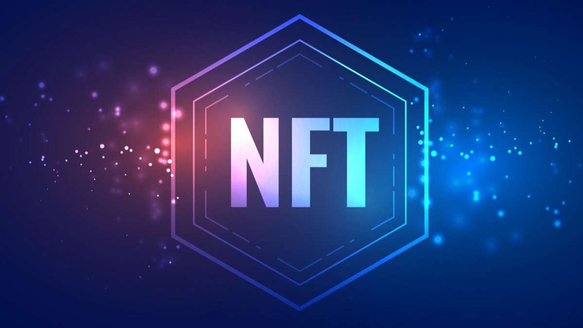 这是一个代表非同质化代币（NFT）的图像，蓝色调背景，中央有