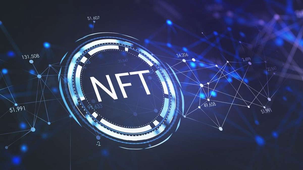 这张图显示了代表“非同质化代币”（NFT）的符号，周围环绕着数字化网络和数据。整体呈现出高科技和数字货币的概念。